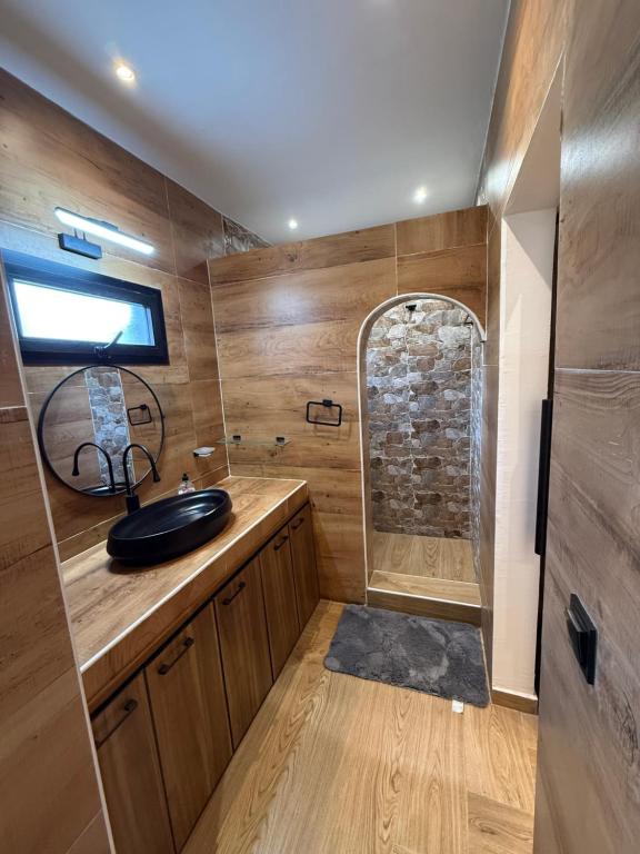 een badkamer met een wastafel en een douche bij Villa oasis, Résidence Nianing in Nianing