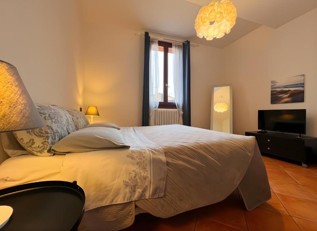 ein Schlafzimmer mit einem großen Bett und einem Fernseher in der Unterkunft YAWHome B&B in Bologna