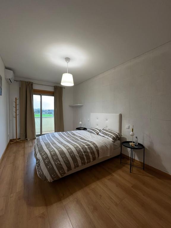 En eller flere senge i et værelse på Alojamento Local Pando