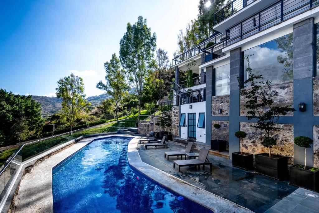 a swimming pool next to a building at CASONA San Geronimo in Atotonilco el Alto