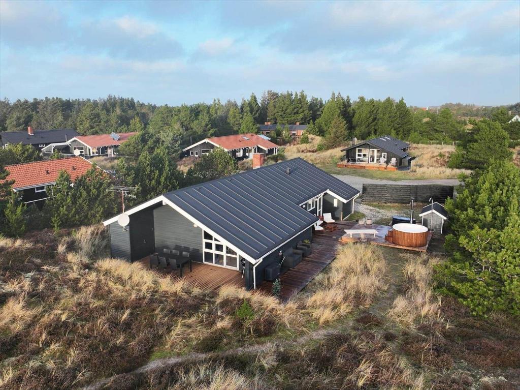 een luchtzicht op een huis met een zonnedak bij 1005-Thisted-Spanggardsvej-39 in Torsted