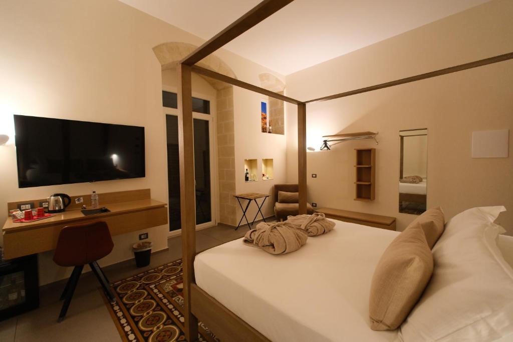 En eller flere senge i et værelse på METEORON Luxury Rooms