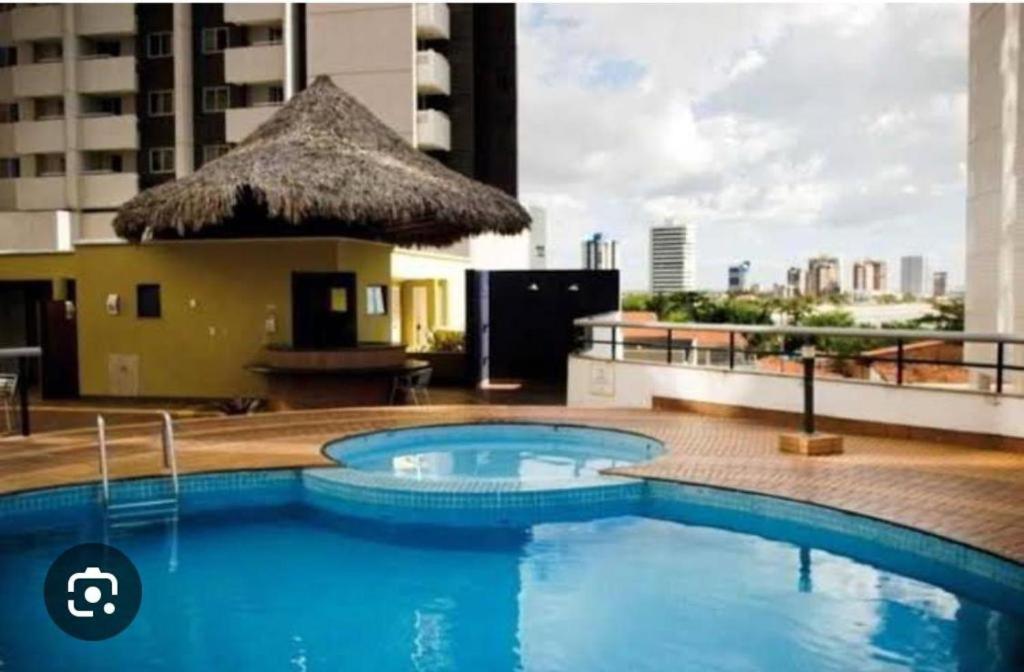 een zwembad op het dak van een gebouw bij Studio aconchegante no Number One Flat in São Luís