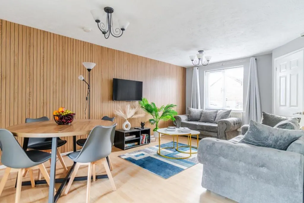 Modern Three Bedroom House Free parking wifi