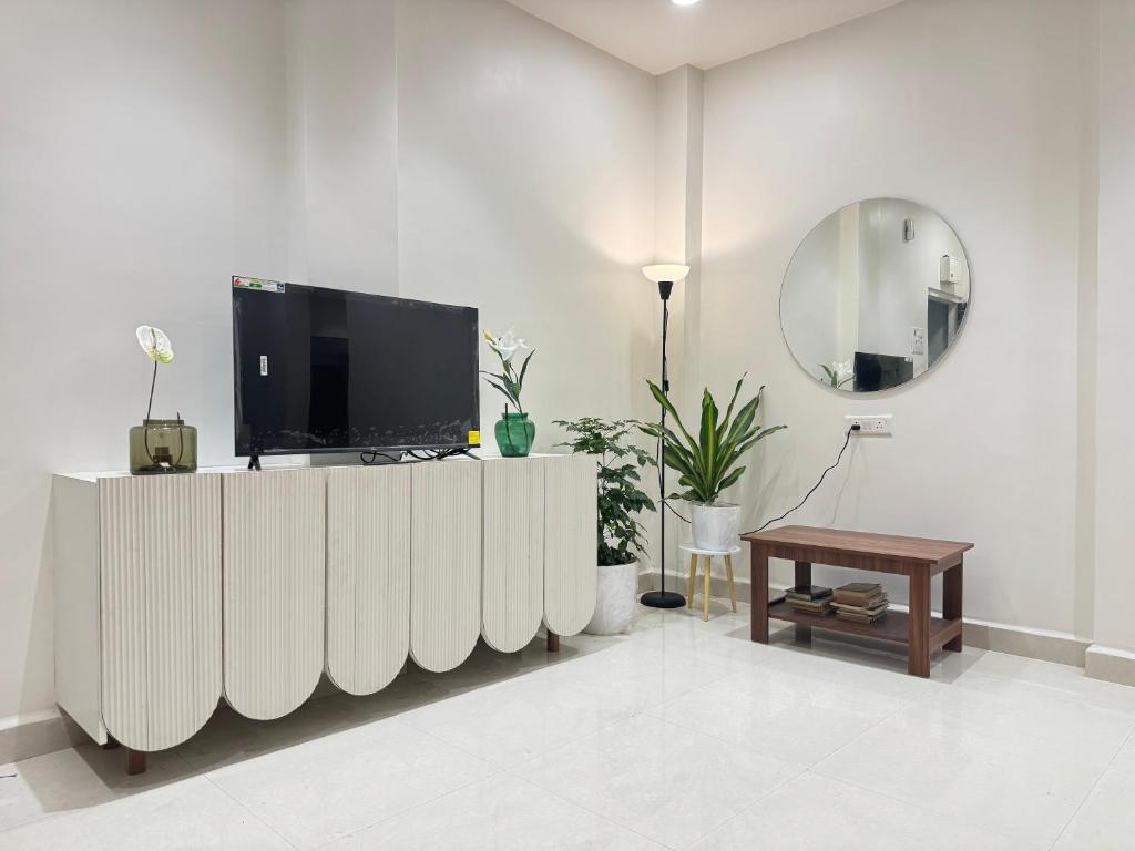 een woonkamer met een tv op een kast bij AT Alibaug - A Boho Boutique Stay in Alibaug