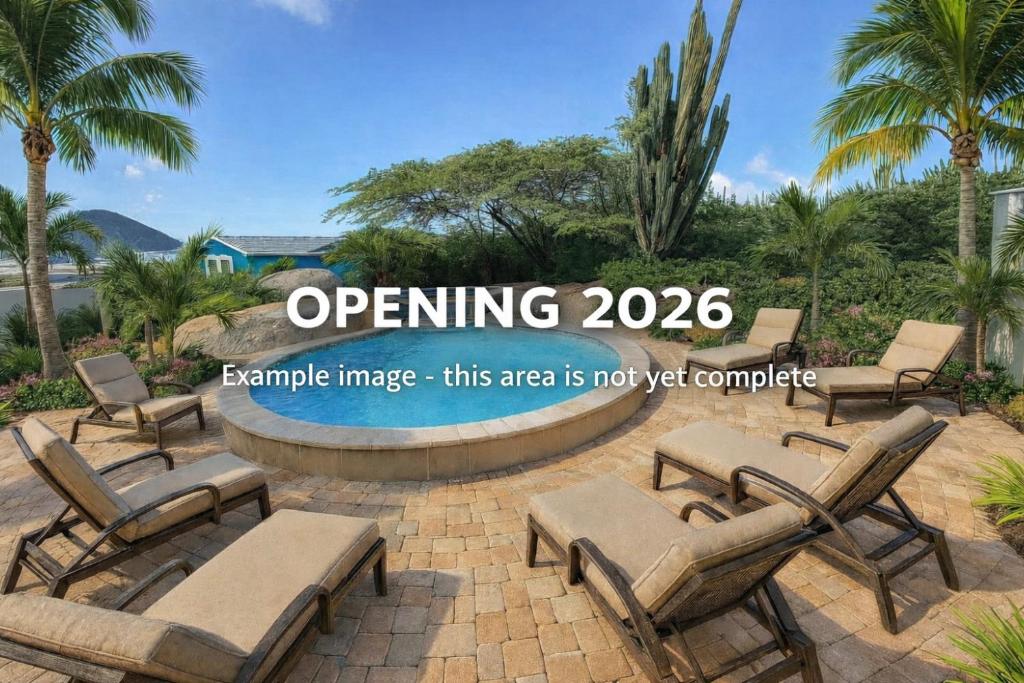 ein Bild einer Terrasse mit Liegestühlen und Stühlen in der Unterkunft Manco Five Lodges Aruba in Aruba