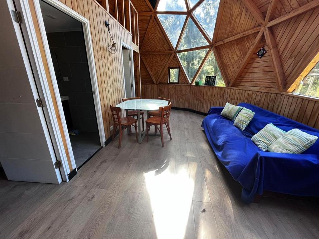 een woonkamer met een blauwe bank en een tafel bij Domo Algarrobo 1 in San Antonio