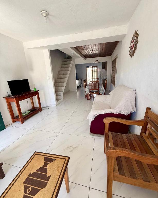 a living room with a couch and a table at Casa completa Av Roberto da Silveira in Paraty