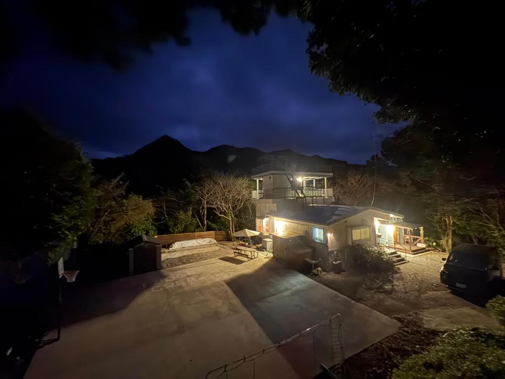 een huis 's nachts met de lichten aan bij Lodge Crea in Ujimi