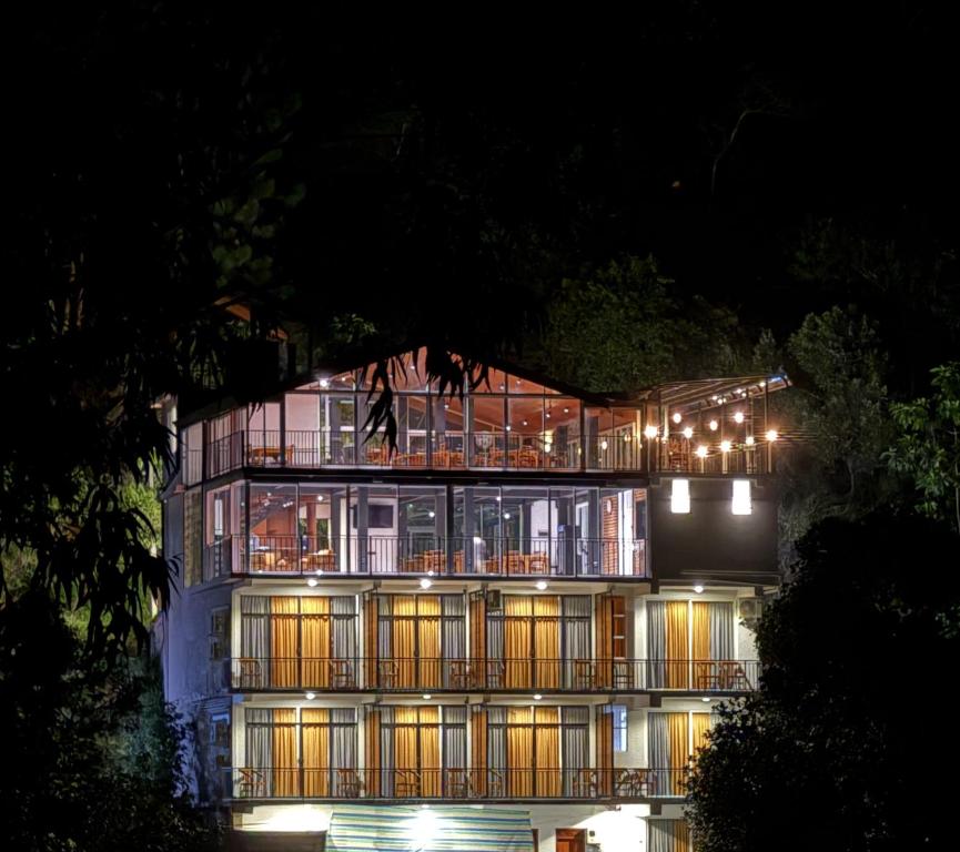een gebouw met een verlichte gevel 's nachts bij Ivory Canopy Resort - Ella in Ella