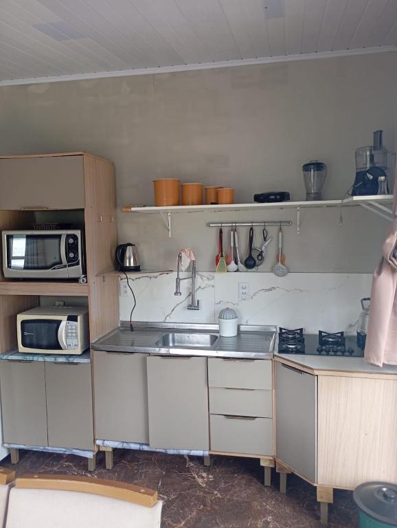 een keuken met een spoelbak en een magnetron bij net kit for 4 people in Torres