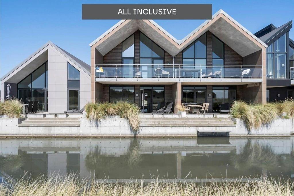 een afbeelding van een huis met de woorden 'all-inclusive' bij 903-Hvide-Sande-Langsand-94 in Hvide Sande