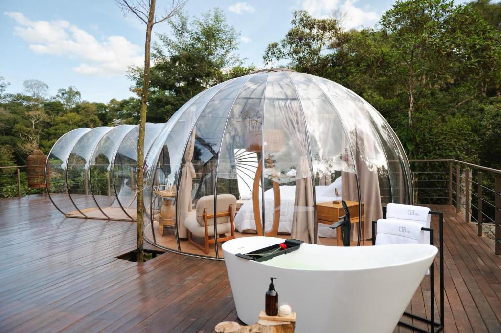马纽阿苏Cabana Bolha Realeza的豪华冰屋，露台上配有浴缸