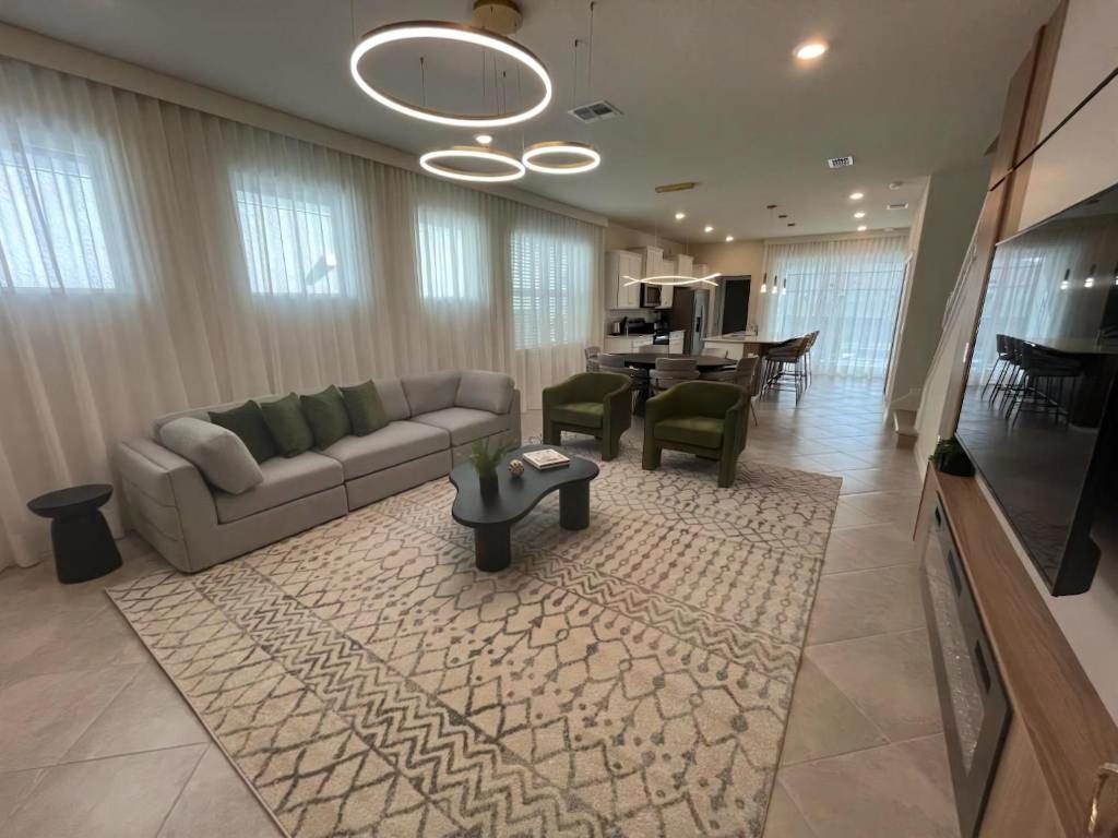 Et opholdsområde på 5 Bedrooms 55 Bathrooms Windsor Cay 16163Cc