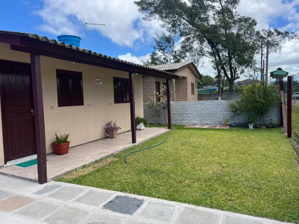 a house with a lawn in front of it at Recanto do descanso in Pinhal