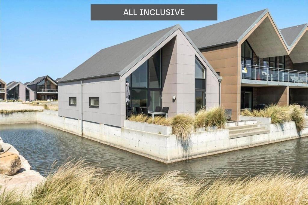 een huis op het water voor een gebouw bij 905-Hvide-Sande-Langsand-80 in Hvide Sande