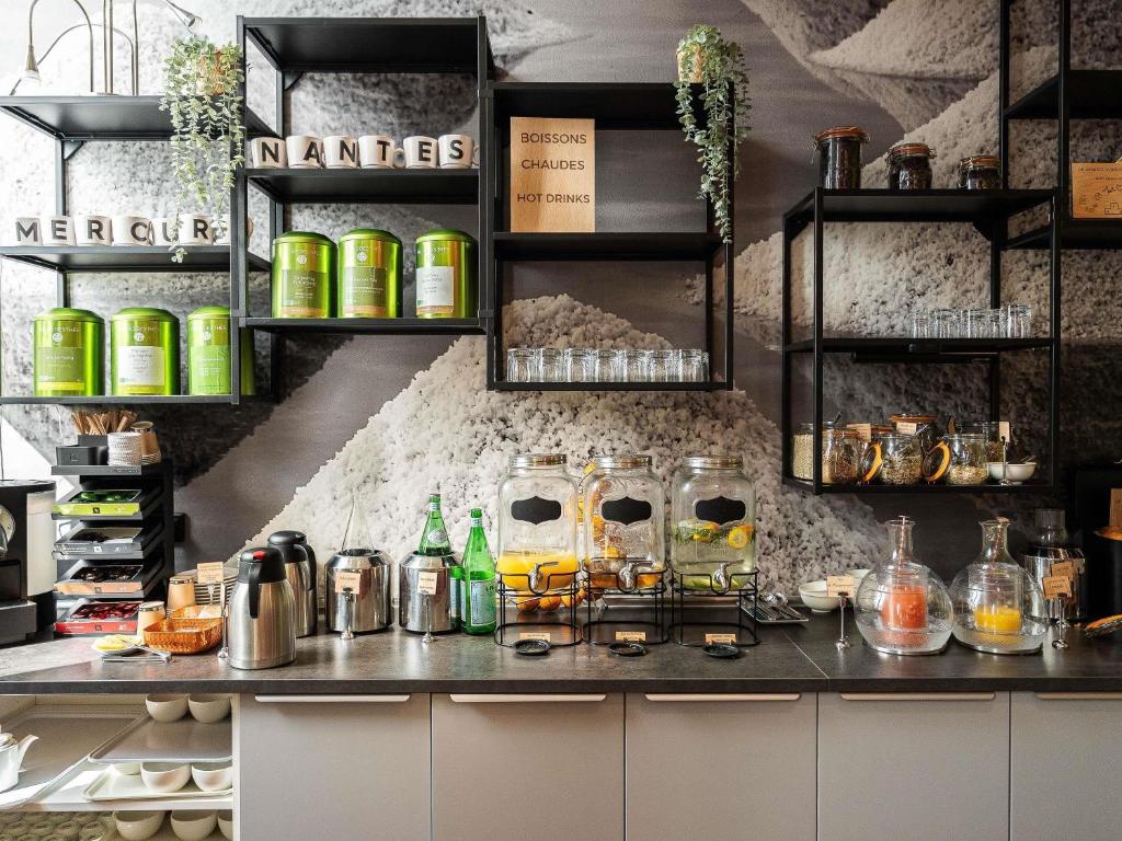 Kuchyň nebo kuchyňský kout v ubytování Mercure Nantes Centre Grand Hotel