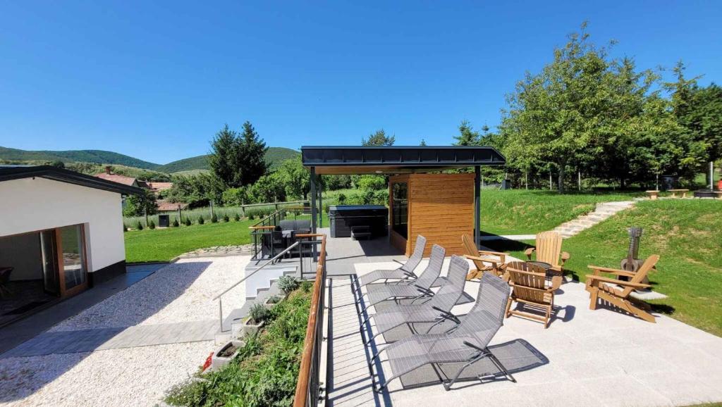 Nespecifikovaný výhled na hory nebo výhled na hory při pohledu z prázdninového domu