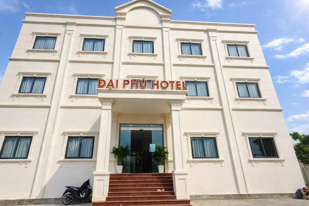 a white building with a sign on it at Đại Phú Hotel Hồ Chí Minh in Ho Chi Minh City