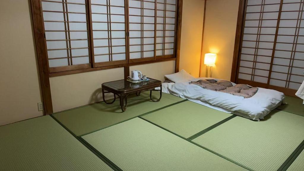 En eller flere senge i et værelse på 富士見旅館202