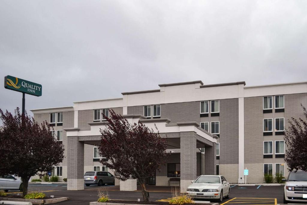 een groot gebouw met auto's geparkeerd op een parkeerplaats bij Comfort Inn Dunmore - Scranton East in Dunmore