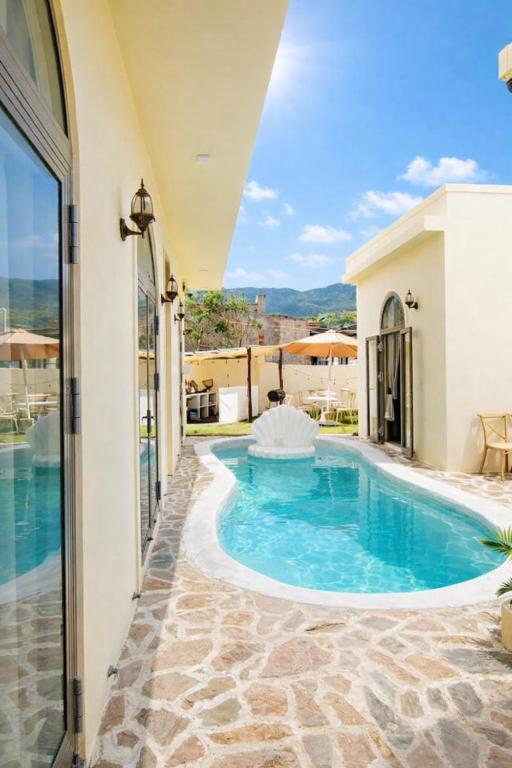 Swimmingpoolen hos eller tæt på Le Cosmos 2 Vĩnh Hy