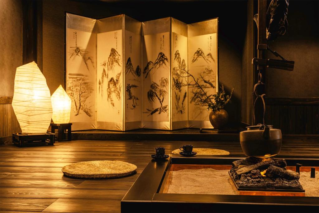 a room with books and a table with a lamp at まち宿 壱龍 MACHIYADO ICHIRYU in Takayama