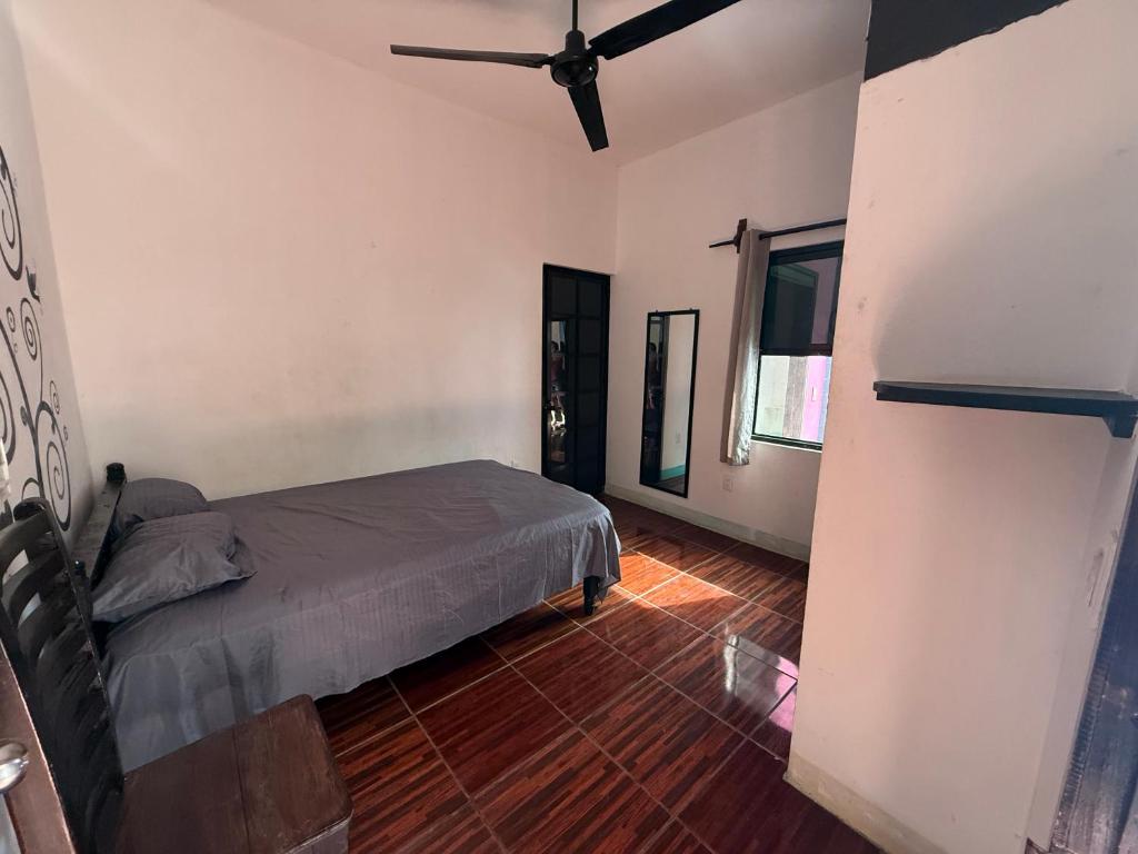 una camera da letto con un letto e un pavimento in legno di Casa Roca a Zipolite