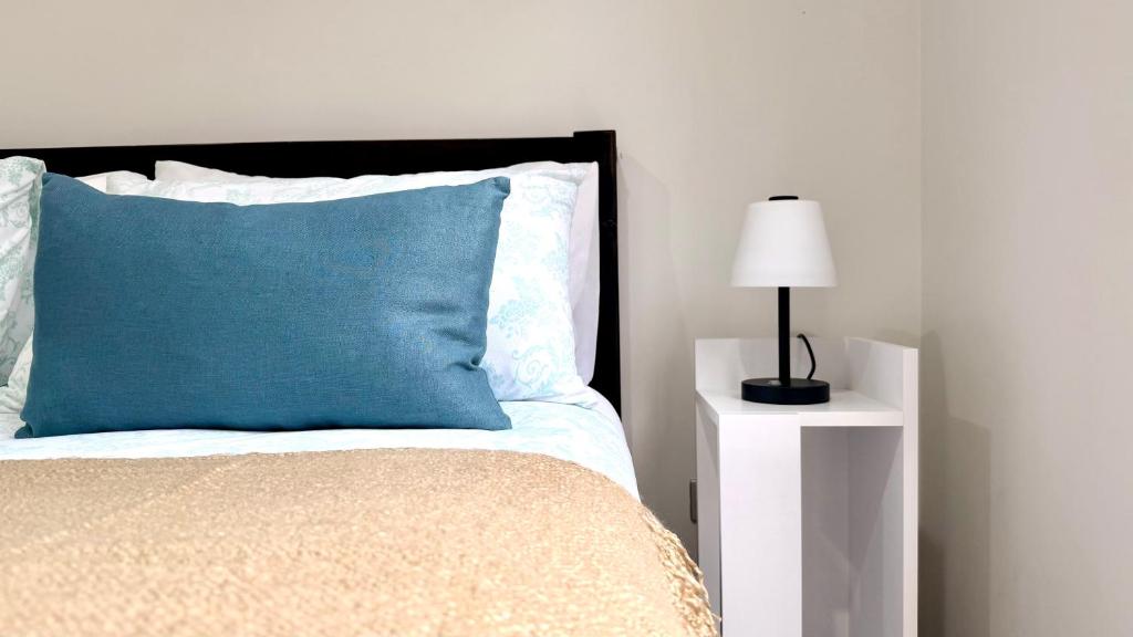 En eller flere senge i et værelse på 3BR Auckland Holiday Home near Outlet shops and Costco