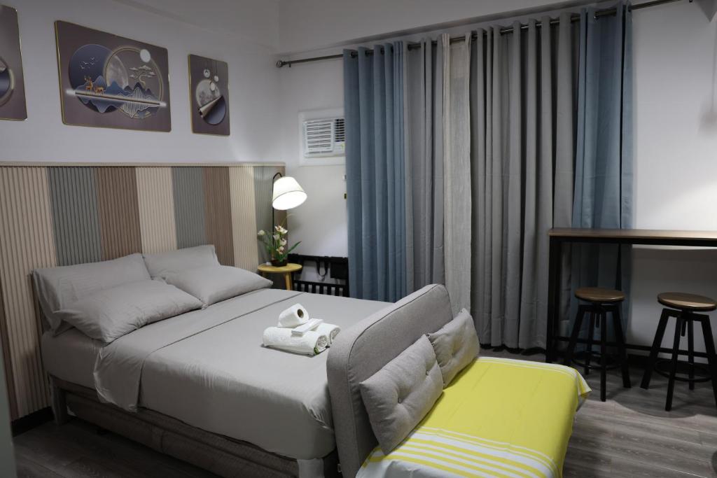 ein Schlafzimmer mit einem Bett und einer gelben Bank in der Unterkunft Eirene Place Relax and Recharge in Pusok