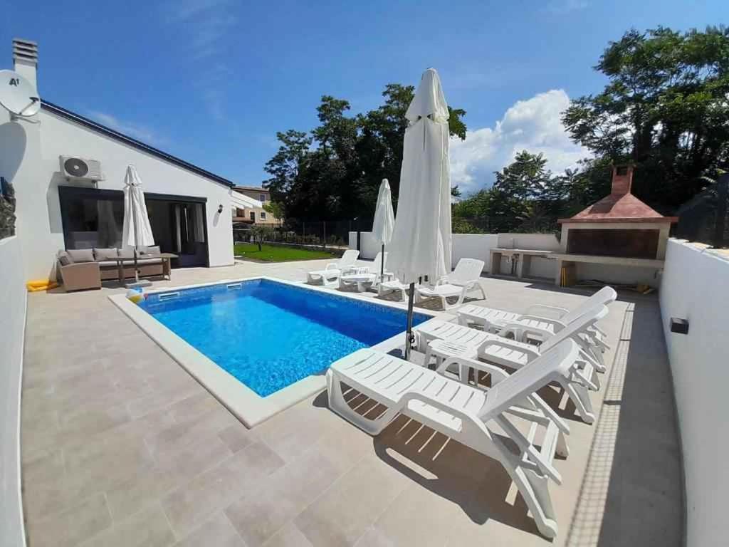 Swimmingpoolen hos eller tæt på unit_type_semidetached_house Umag 55102