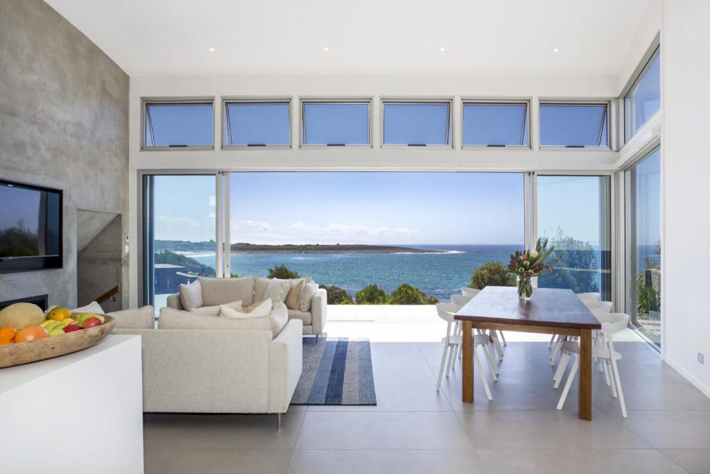 un salon avec vue sur l'océan dans l'établissement Bawley Point Beach Front - oceanfront luxury home, à Bawley Point