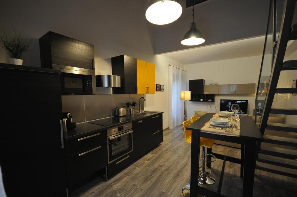 パレルモにあるPapireto 11 Loftの黒いキャビネットとテーブル付きのキッチンが備わります。