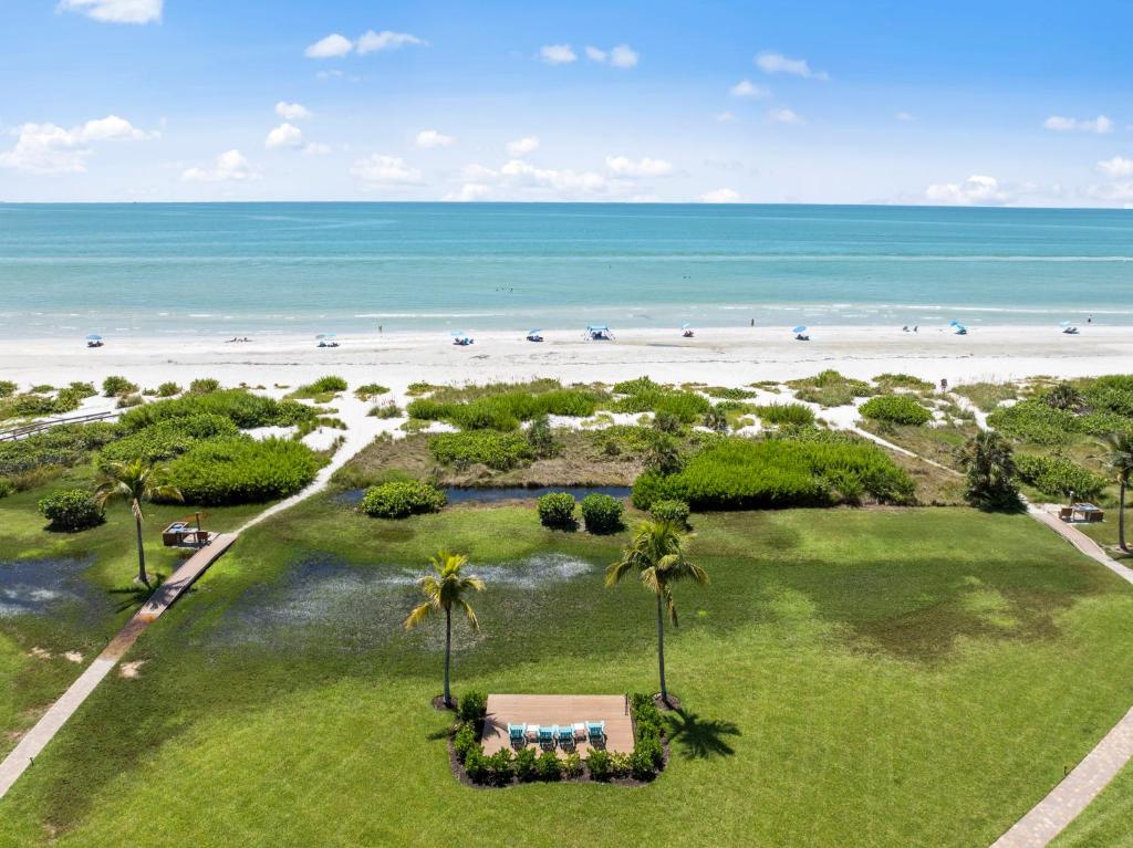 eine Luftblick auf einen Strand mit Palmen in der Unterkunft Steps to beach Bikes & Beach Gear Weekly Stays in Sanibel