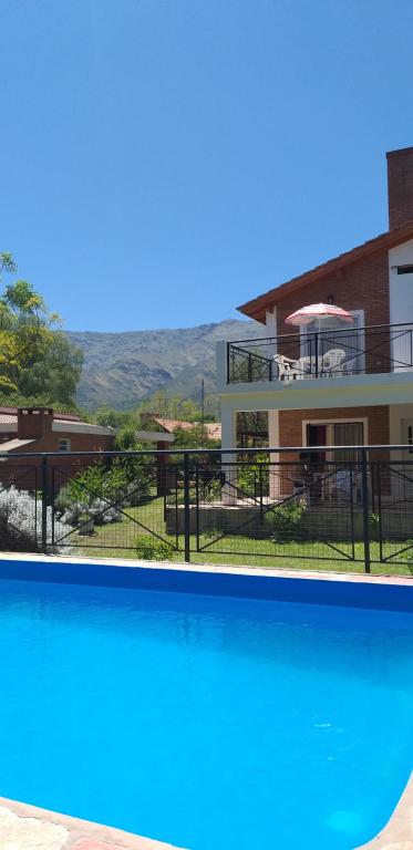 een uitzicht op een huis met een zwembad bij Los Damascos in Merlo