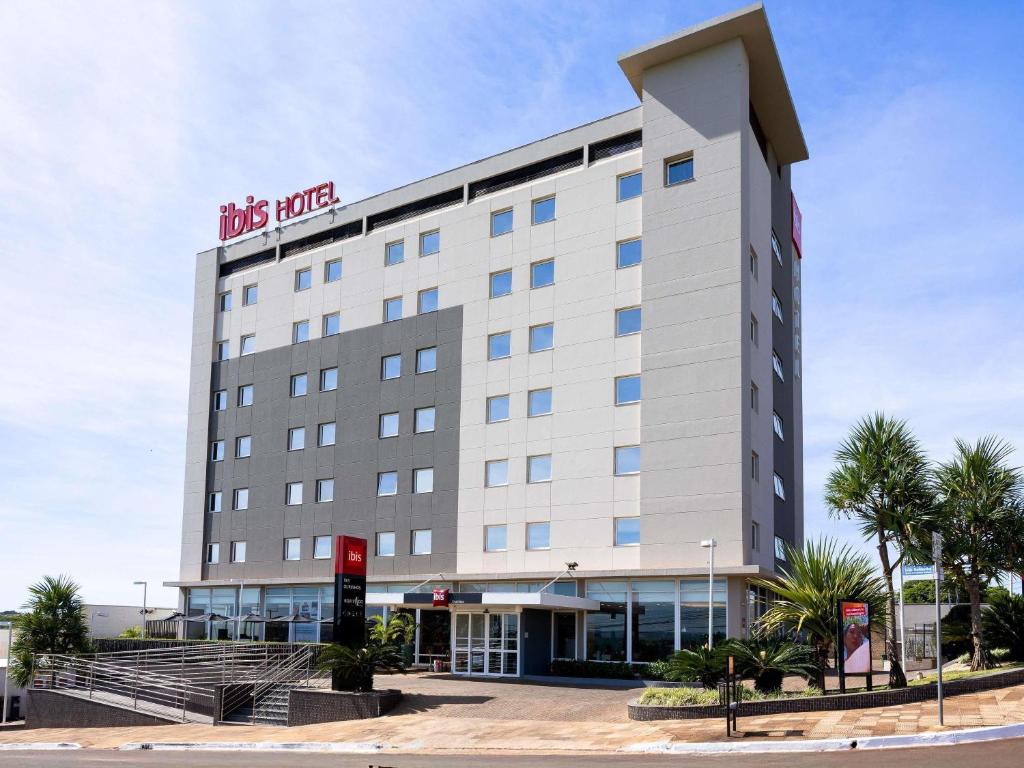 ein Hotel mit einem Schild an der Seite eines Gebäudes in der Unterkunft ibis Ourinhos in Ourinhos