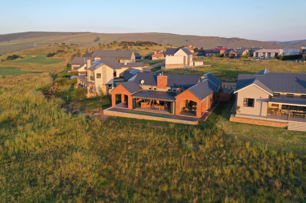 una vista aerea di una casa in un campo di Highland gate Golf estate Mountain view 780 a Dullstroom