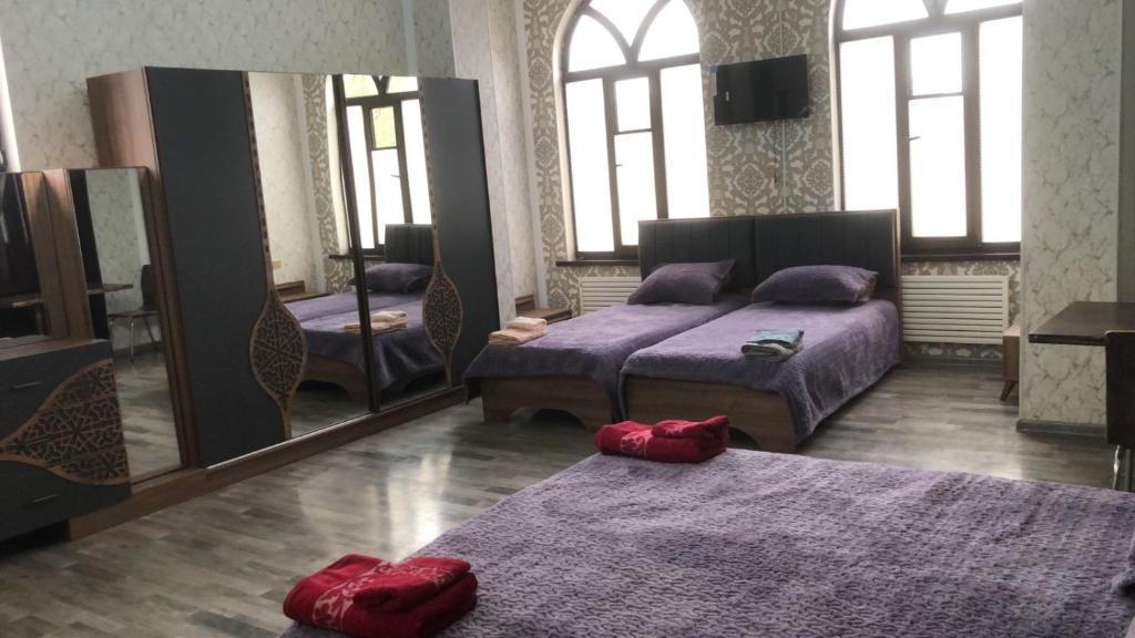 Butik tesisinde bir odada yatak veya yataklar