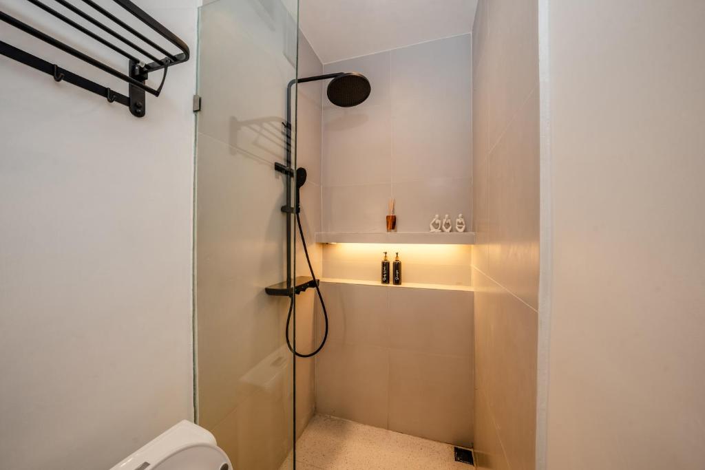 ein Badezimmer mit Dusche und Toilette in der Unterkunft Bombora Surf Camp in Uluwatu