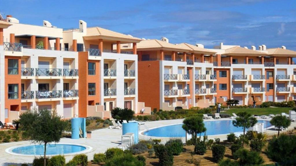 an apartment complex with a swimming pool and a resort at Corcovada Lote 35 in Albufeira