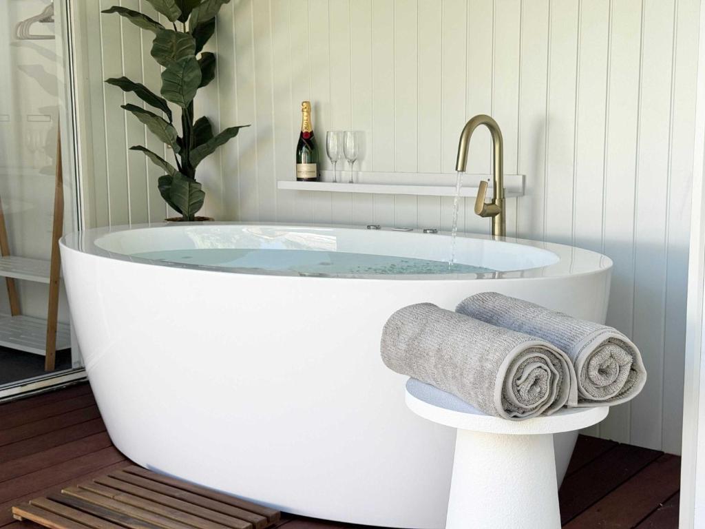 Billede fra billedgalleriet på Seventh Heaven - Outdoor Bath & Sauna i Rosebud