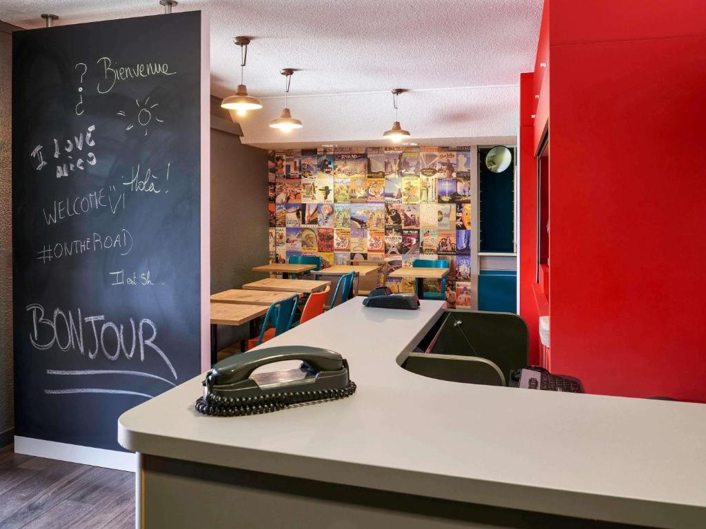 een restaurant met een tafel met een tas op de toonbank bij hotelF1 Dole in Dole