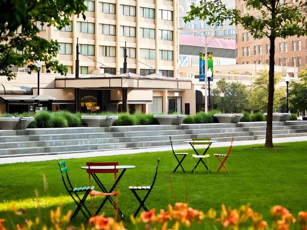 un groupe de tables et de chaises dans un parc dans l'établissement Hotel Baltimore Downtown-Inner Harbor, à Baltimore