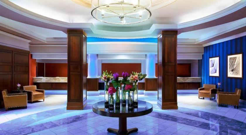 een lobby met een vaas met bloemen op een tafel bij Hotel Baltimore Downtown-Inner Harbor in Baltimore