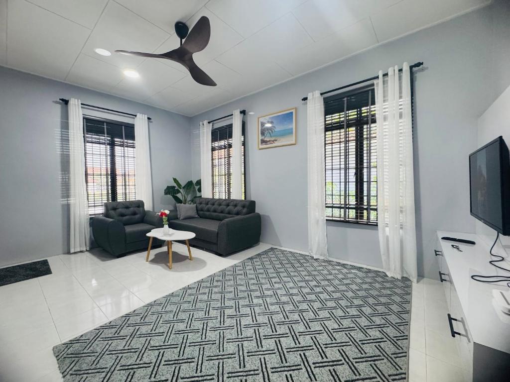 TV a/nebo společenská místnost v ubytování Nawra Iman Bayu Homestay