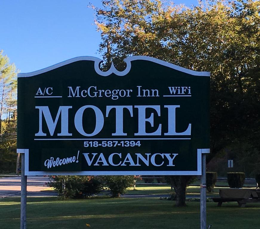 ein Schild für das mccriger Inn Motel in der Unterkunft McGregor Inn Motel in Saratoga Springs