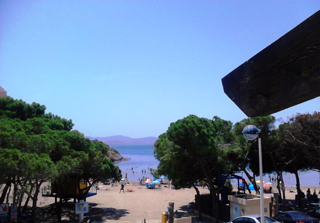 una playa con un montón de gente en ella en Cala del Pino, en La Manga del Mar Menor