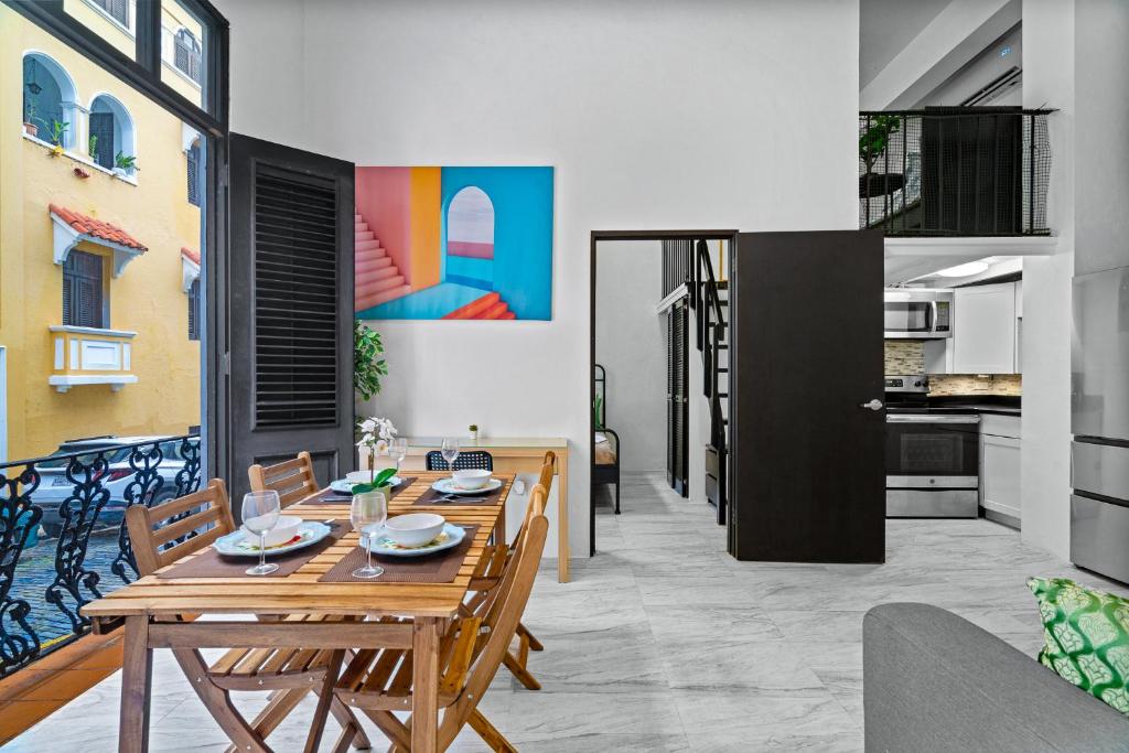 a dining room with a table and chairs and a kitchen at Old San Juan - Loft Balcony in San Juan