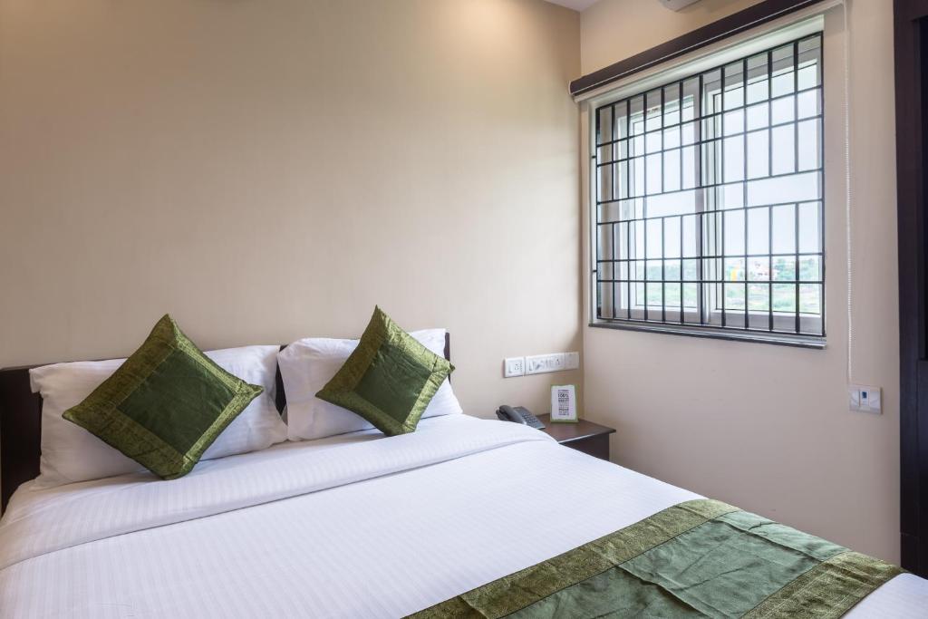 Postel nebo postele na pokoji v ubytování Treebo Adin Residence Chennai Trade Centre