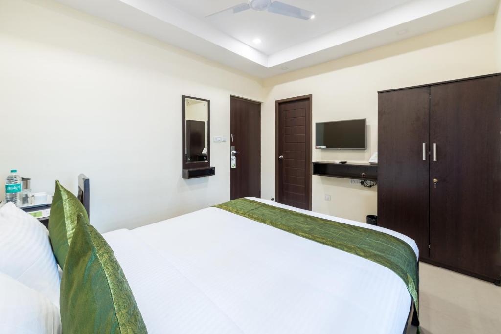 Postel nebo postele na pokoji v ubytování Treebo Adin Residence Chennai Trade Centre